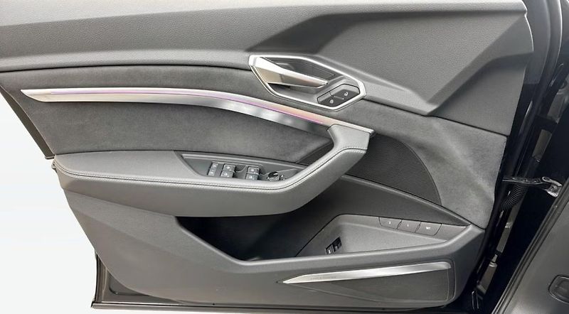 Audi Q8 e-tron 55 Q S-Line 360k Pano Tažné - fotka 16 z 26