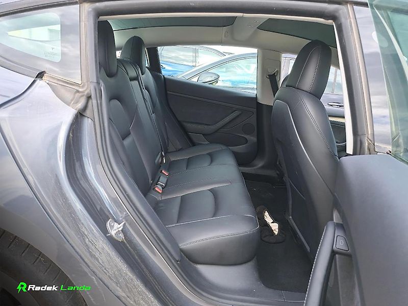 Tesla Model 3 (2021) Šedá metalíza, Tažné zařízení - fotka 11 z 11