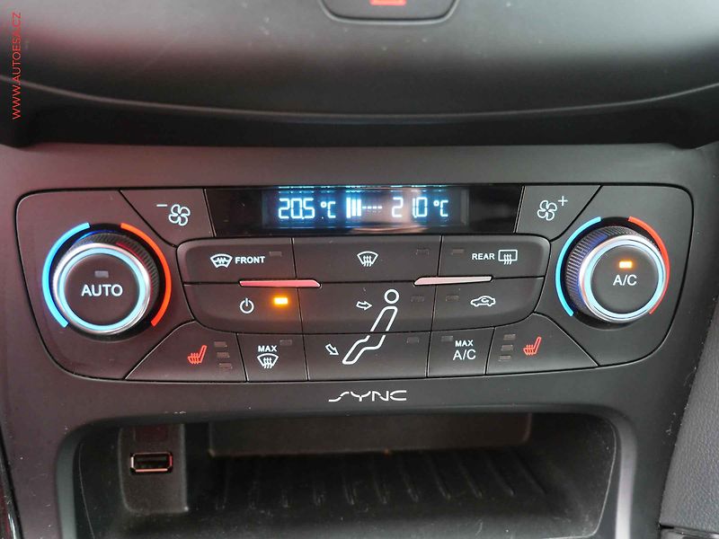Ford Focus (2014) 1.6 TDCi, ČR, AC, TZ, park - fotka 14 z 20