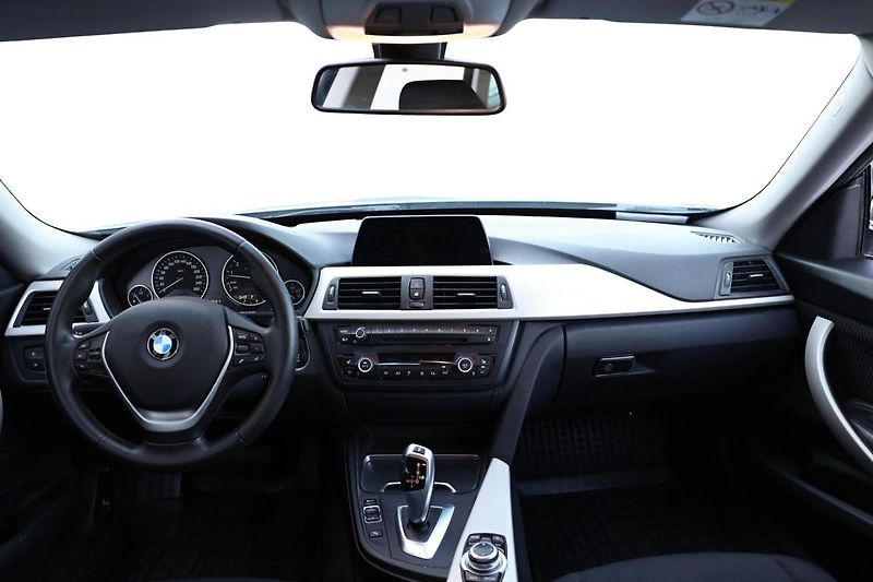 BMW Řada 3 320i xDrive - fotka 10 z 14