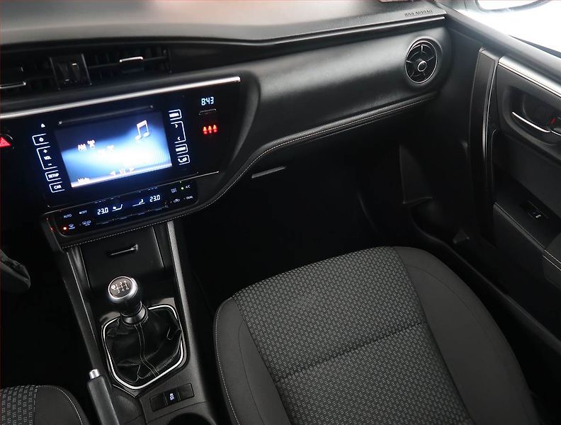 Toyota Corolla (2016) Lounge 1.6 Valvematic, ČR - fotka 8 z 15