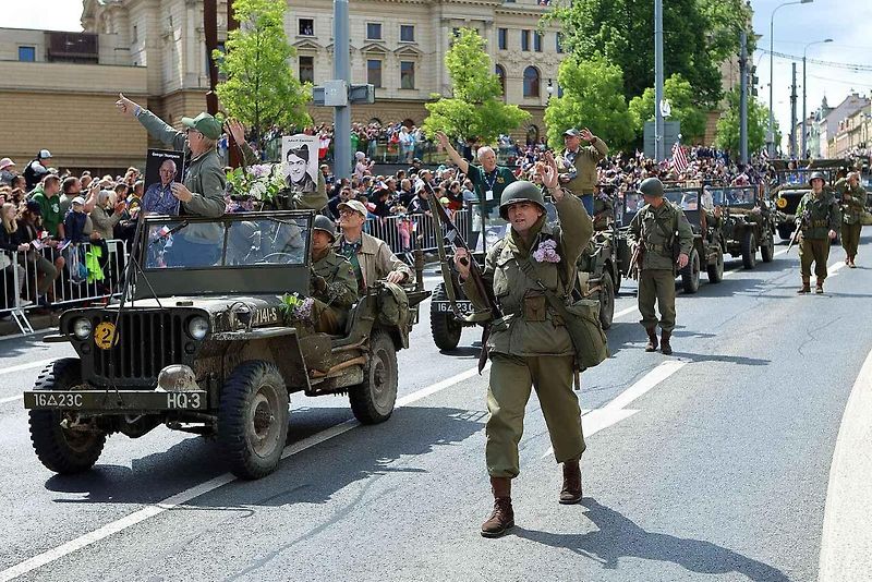 Plzní projel Konvoj svobody. Stovky kusů historické vojenské techniky v neděli projely z Bor do centra města. Ulice lemovaly tisíce diváků.