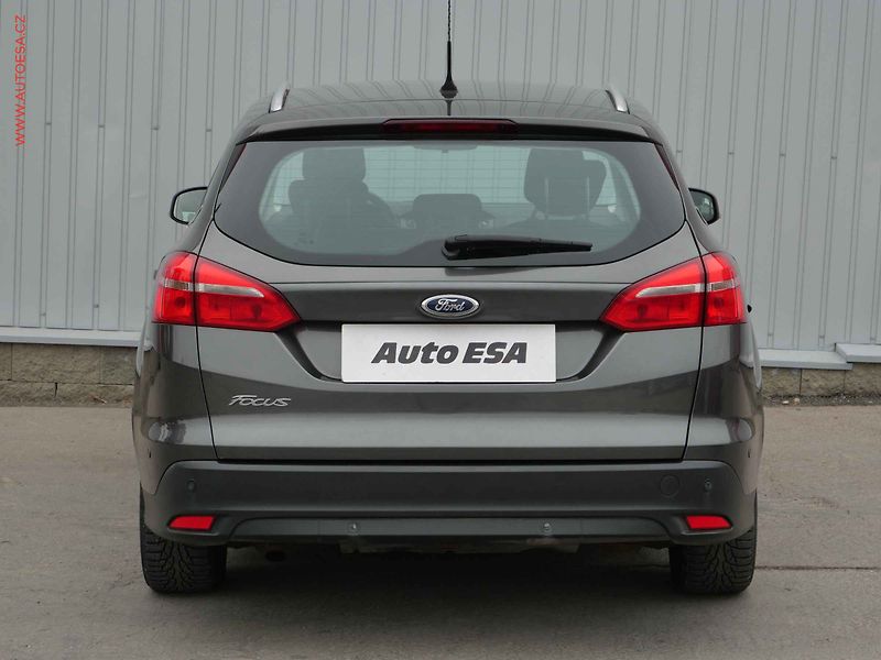 Ford Focus (2014) 1.6 TDCi, ČR, AC, TZ, park - fotka 5 z 20
