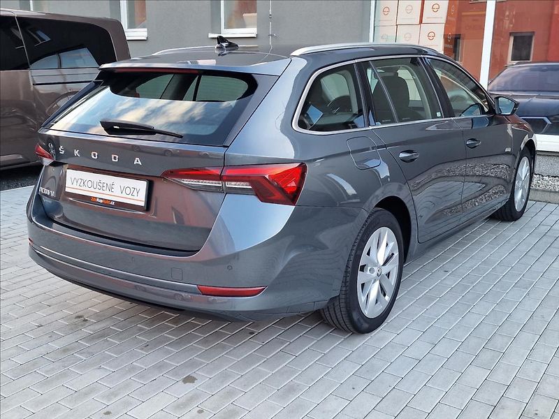 Škoda Octavia 2.0 TDI DSG Style Combi,1.Maj - fotka 10 z 50