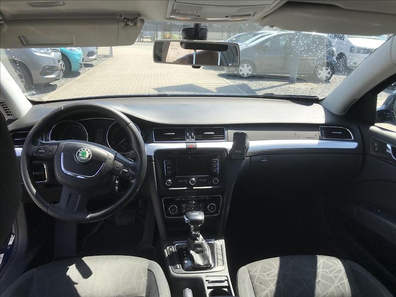 Škoda Superb 2,0 - fotka 7 z 11