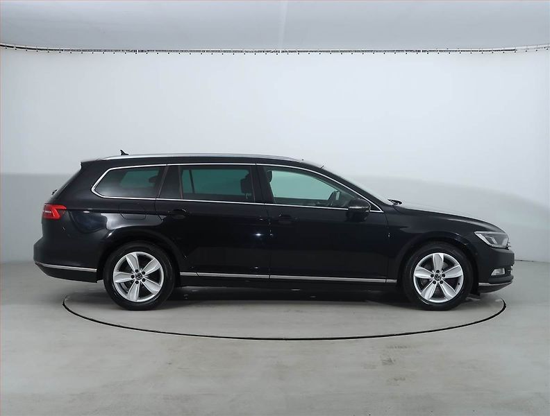 Volkswagen Passat (2016) 2.0 TDI, Automat, Navi - fotka 6 z 23