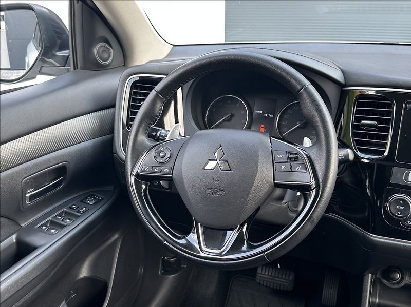Mitsubishi Outlander 2,0 150PS  Intense A/T 4x4 - fotka 22 z 53
