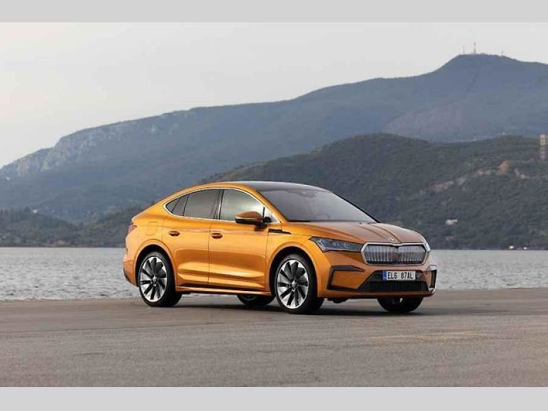 Plně elektrické SUV Škoda Enyaq Coupé iV (na snímku) se představilo v roce 2022 a vzbudilo u zákazníků velký zájem. Automobilka zrychluje svoji elektrickou ofenzivu: do roku 2026 představí tři zcela nové elektrické modely a další budou následovat.