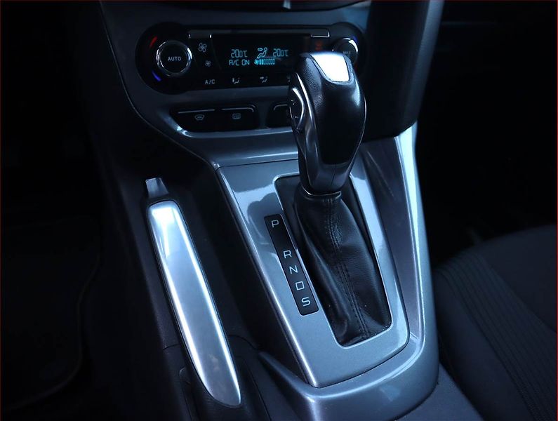 Ford Focus (2012) 2.0 TDCi, Automat, Serv.kniha - fotka 16 z 20