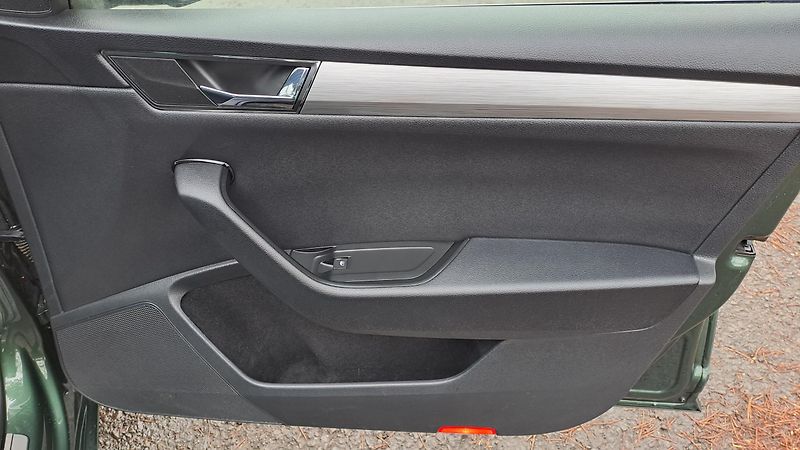 Škoda Superb 1.6 CRTDI DSG Comfort+Panorama - fotka 8 z 32