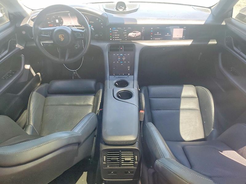 Porsche Taycan (2022) Auto na cestě - fotka 8 z 12
