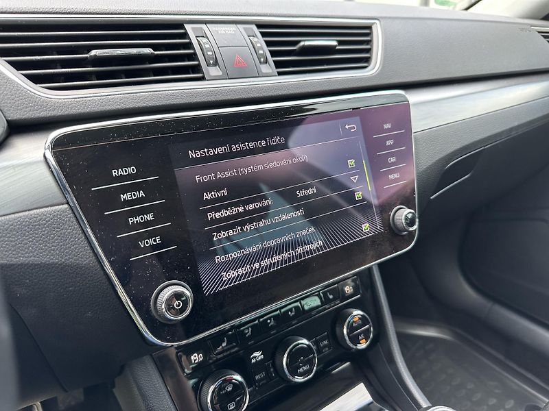 Škoda Superb 2.0 TDI Style - fotka 16 z 37
