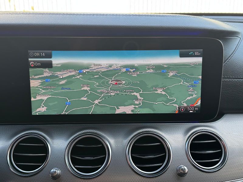 Mercedes-Benz Třídy E E220d-4M-AMG-ČR - fotka 16 z 28