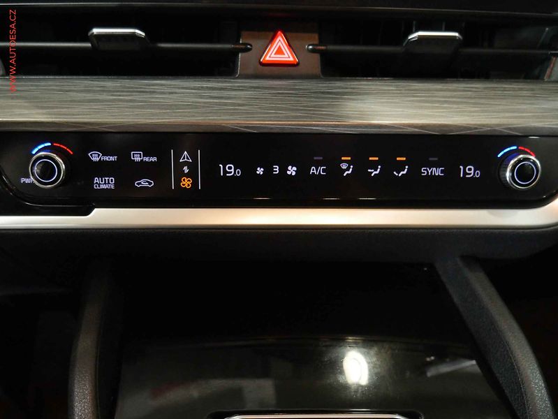 Kia Sportage (2023) 1.6 T-GDi, ČR, AT, LED - fotka 16 z 22