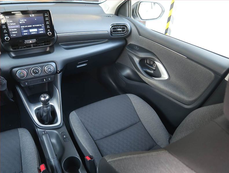 Toyota Yaris (2022) Comfort Style 1.5 VVT-i - fotka 8 z 17