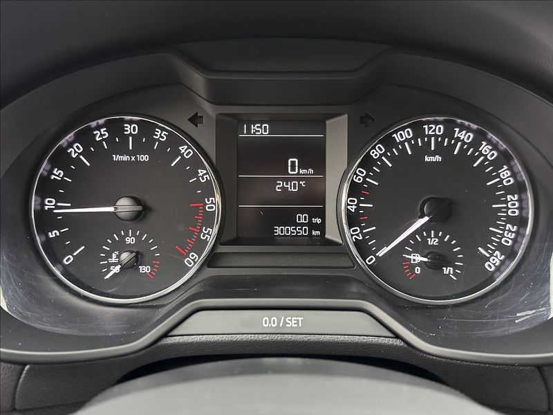 Škoda Octavia 1,6 TDi DPH KLIMA SENZORY ČR - fotka 9 z 30