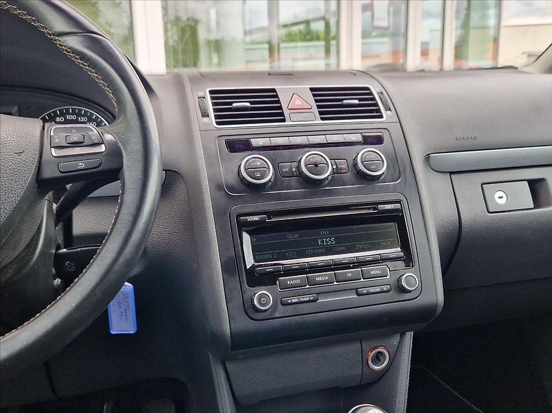 Volkswagen Touran 2,0 TDI 7MÍST VÝHŘEV KLIMA - fotka 21 z 26