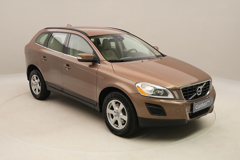 Volvo XC60 D4 AWD MOMENTUM CZ - fotka 16 z 45