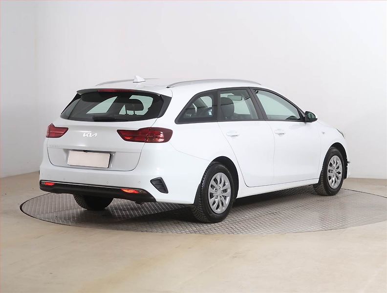 Kia Ceed (2022) Silver 1.5 T-GDI, Serv.kniha - fotka 5 z 16