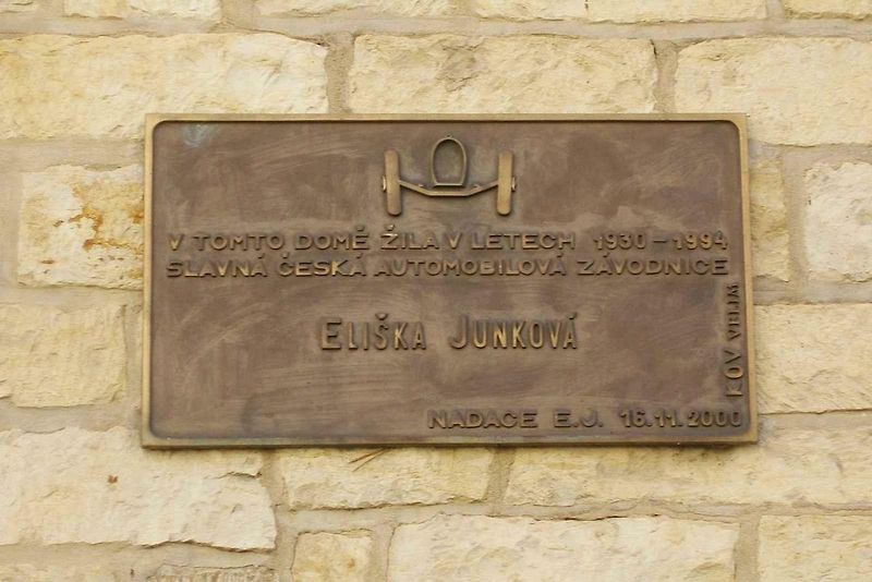 Legendární závodnice Eliška Junková na poštovní známce. Aršík, který vydává Česká pošta, vyjde 26. listopadu.