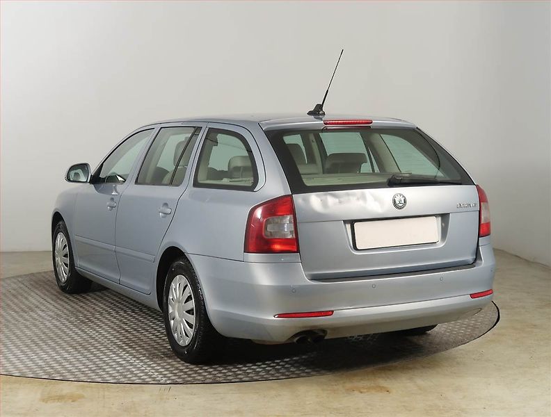 Škoda Octavia (2010) Elegance 2.0 TDI, Automat - fotka 4 z 19