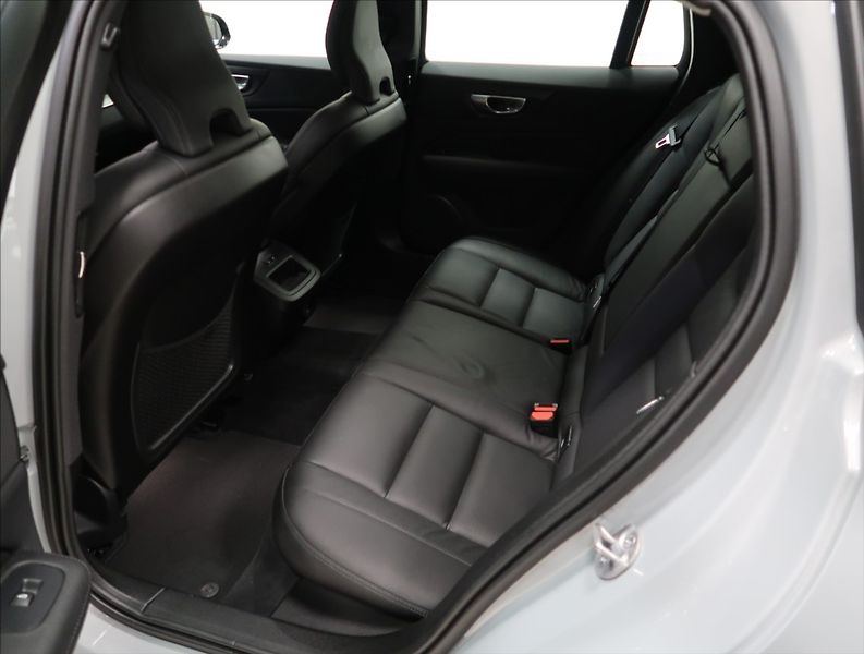 Volvo V60 2,0 B4 AUT PLUS - fotka 8 z 24