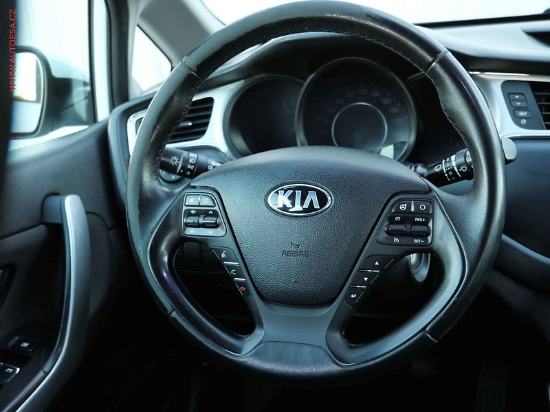 Kia Ceed (2017) 1.6CRDi, ČR, AC, tempo, park - fotka 11 z 18