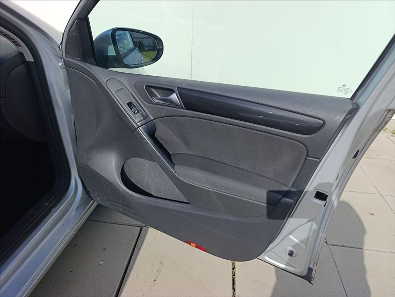 Volkswagen Golf 1,6 TDi Klimatizace Tempomat - fotka 23 z 27