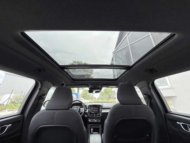 Volvo XC40 T2 FWD // CORE // PANORAMA - fotka 30 z 30