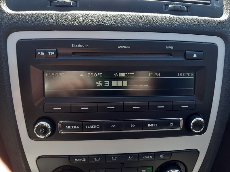 Škoda Octavia (2011) 1.4 TSi AMBIENTE - fotka 10 z 35