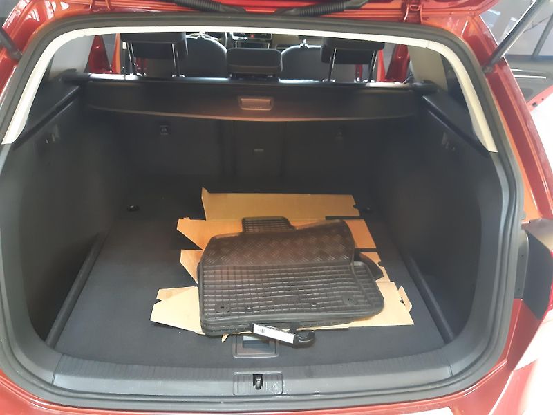 Volkswagen Golf 1.4 TSI NAVI XENON WEBASTO - fotka 22 z 26