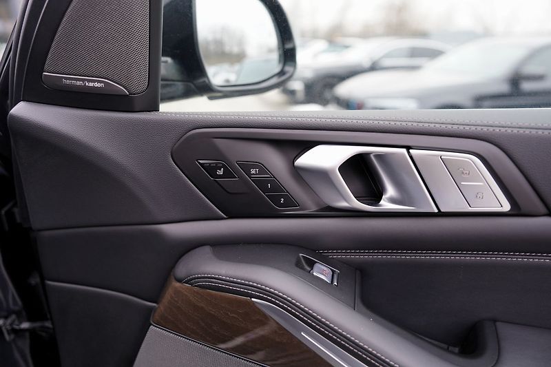 BMW X7 M50i xDrive/AT9/22/ČR/530 PS - fotka 24 z 49