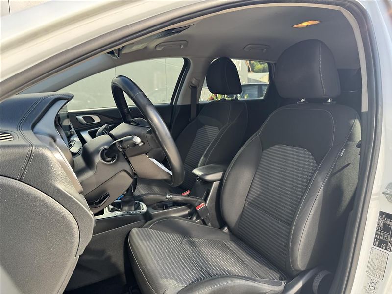 Kia Ceed 1,6 CRDI Exclusive ČR DPH - fotka 12 z 25