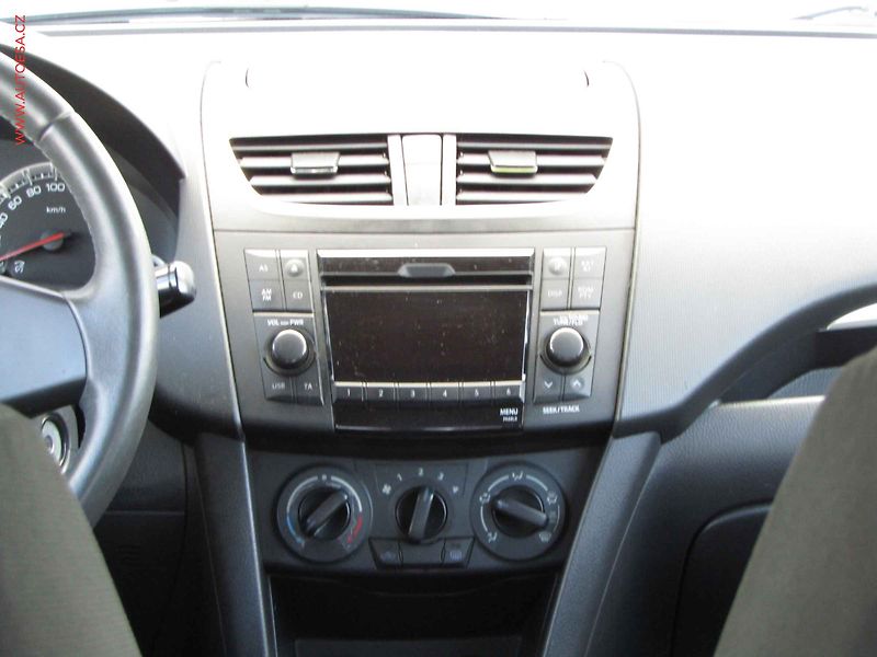 Suzuki Swift (2011) 1.2i - fotka 8 z 15
