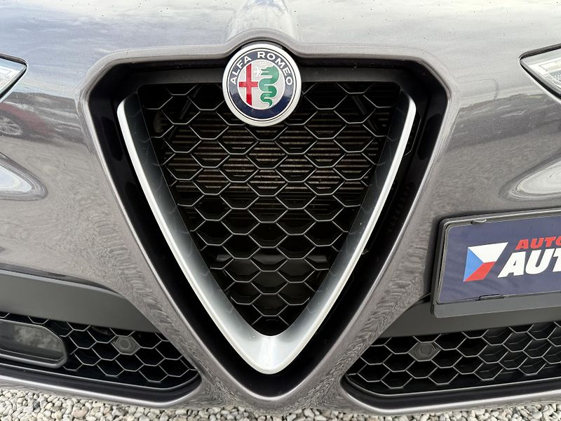 Alfa Romeo Stelvio 2,0T Q4 280PS 4x4 Automat - fotka 6 z 40