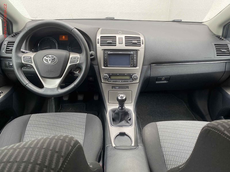 Toyota Avensis (2010) 1.8i, AC, TZ, navi - fotka 8 z 17