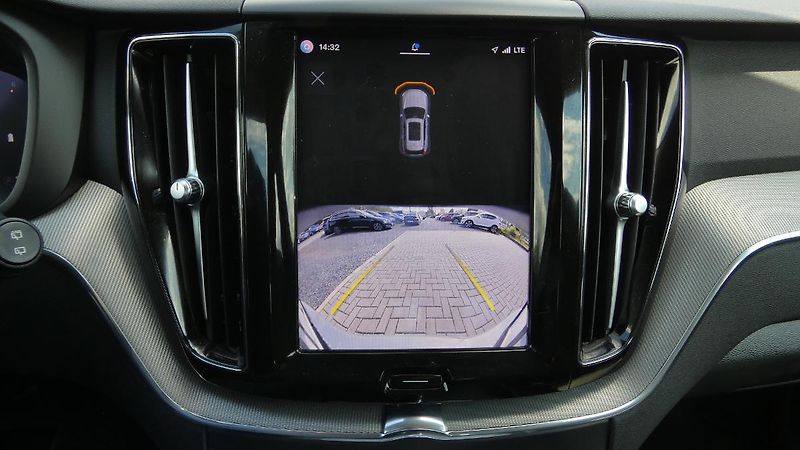 Volvo XC60 B4 mHEV AWD Plus Dark - fotka 15 z 22