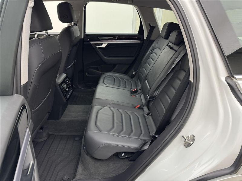 Volkswagen Touareg 3,0 R-LINE VZDUCH NV MATRIX ČR - fotka 41 z 48