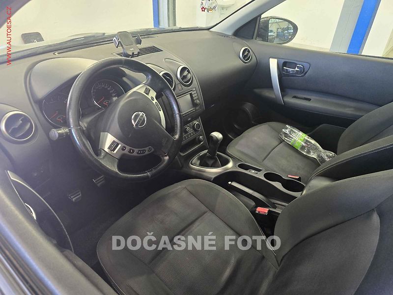 Nissan Qashqai (2012) 1.6 16V, ČR, panorama, autoAC - fotka 3 z 3