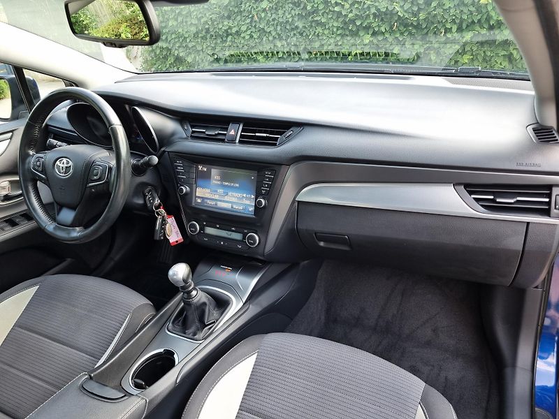 Toyota Avensis (2016) 1.8 COMFORT,KAMERA,ALU - fotka 20 z 42