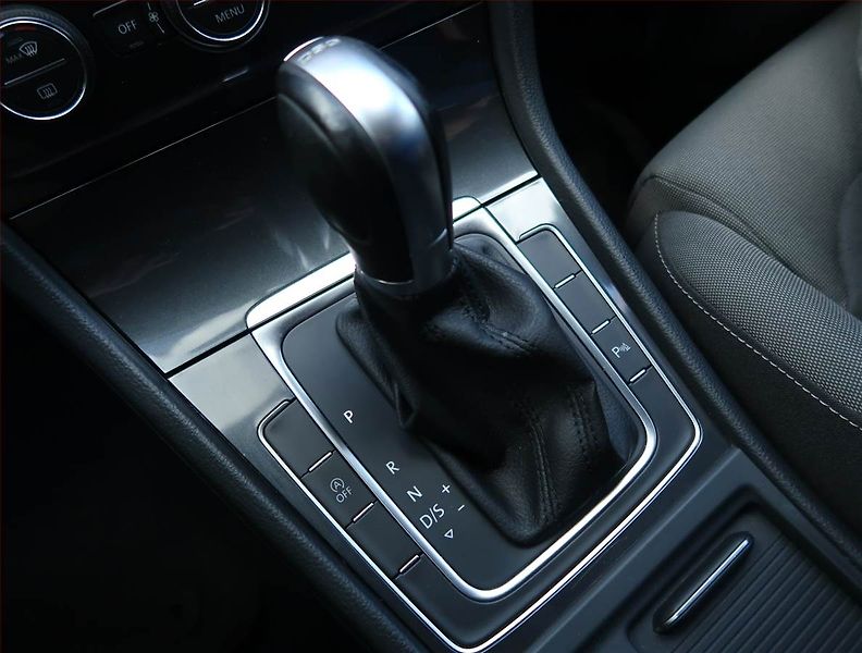 Volkswagen Golf (2017) Highline 2.0 TDI, Automat - fotka 13 z 16