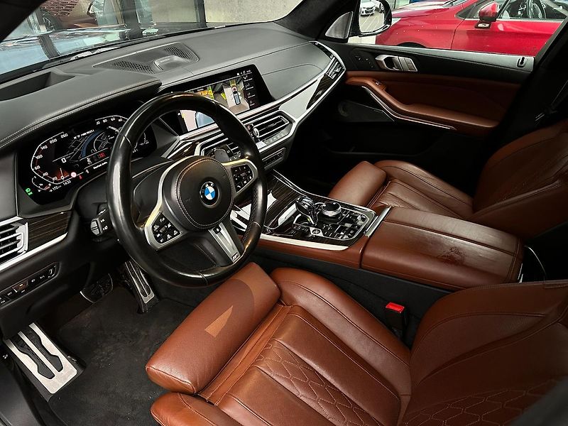 BMW X7 50i xDrive Individual B&W - fotka 5 z 19