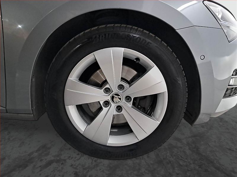 Audi A3 (2017) 1.6 TDI, Xenony, Park. senzory - fotka 13 z 19