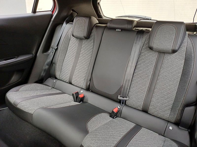 Peugeot 2008 (2026) ALLURE Hybrid 110 e-DCS6 - fotka 15 z 16