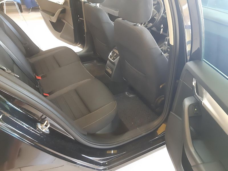 Škoda Octavia 1.6 TDI NAVI KAMERA APP - fotka 23 z 28