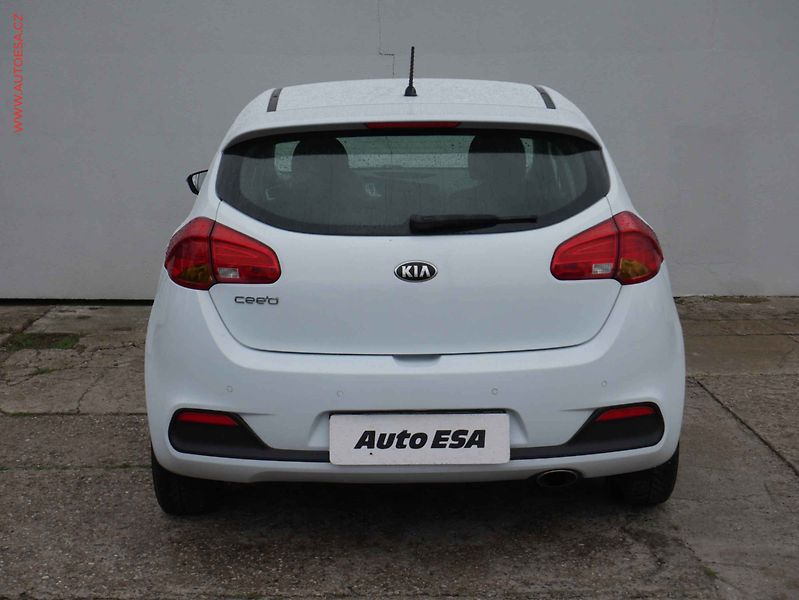 Kia Ceed (2012) 1.4CVVT, 2.maj,ČR, P.čidla - fotka 5 z 15