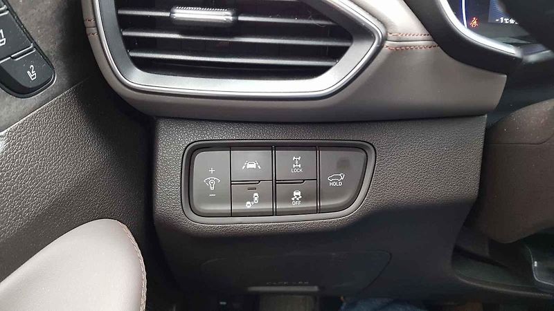 Hyundai Santa Fe vsadilo na nápadný design. Uveze až sedm cestujících.