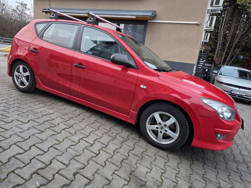 Hyundai i30 1.4-NÍZKÉ KM-TAŽNÉ-ALU - fotka 5 z 15