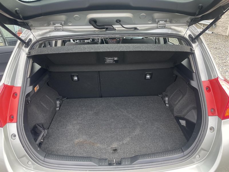Toyota Auris 1.8i 16v HYBRID AUT SERVIS TOP - fotka 111 z 172