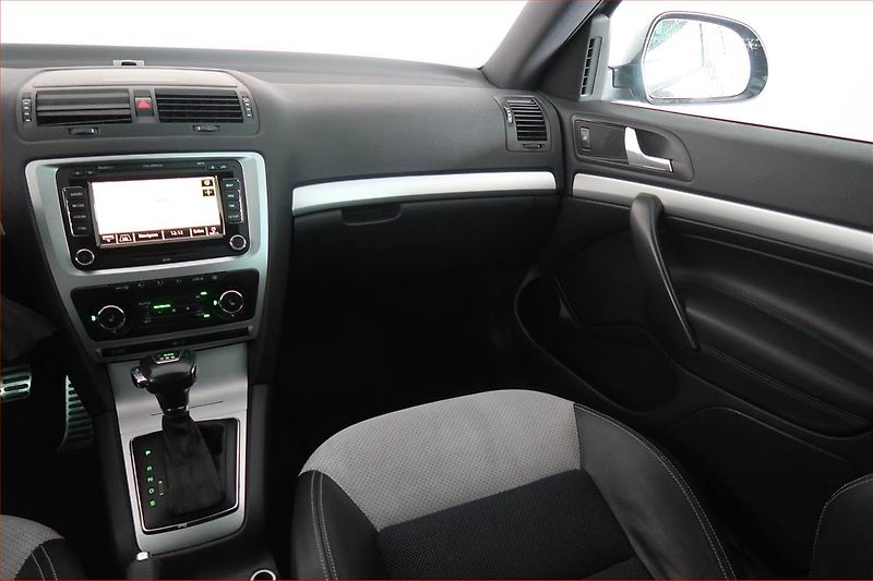 Škoda Octavia (2010) RS 2.0 TDI, Automat, Xenony - fotka 8 z 18